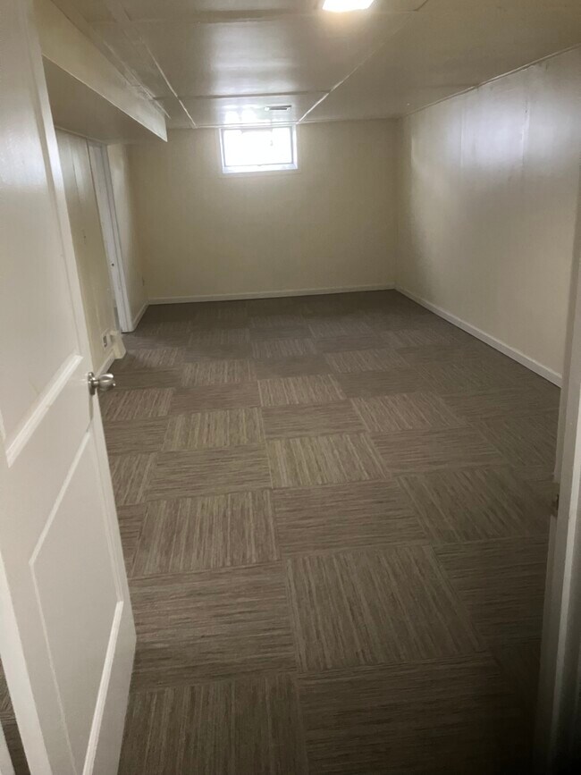 Abajo - 57 Logan Ave W