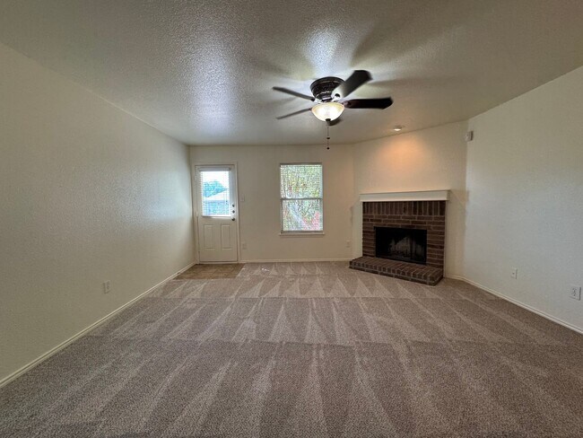 Foto del edificio - 5729 Mirror Ridge Dr