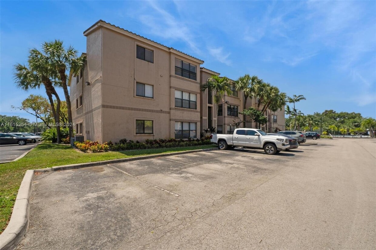 2846 S University Dr Unit 4102, Davie, FL 33328 Condo for Rent in