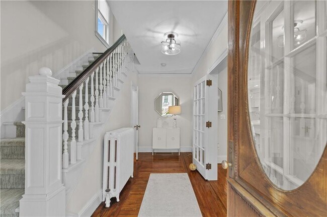 Foto del edificio - 68 1/2-62 Roseneath Ave