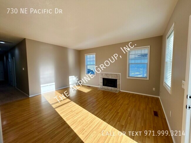 Building Photo - Bright 3 Bedroom in Fairview!