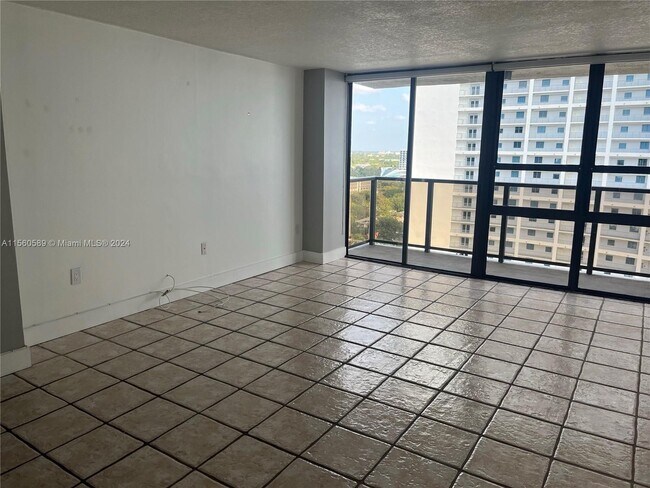 Foto del edificio - 600 NE 36th St