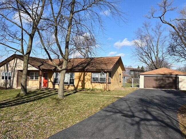 Building Photo - 528 W Edgewood Rd