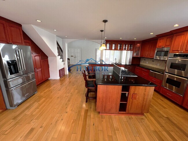 Foto del edificio - Beautiful 4-Bedroom Home with Canyon Views...