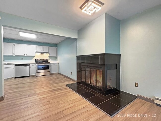 Building Photo - 2050 Ridge Dr
