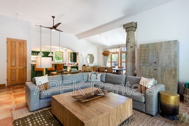 Building Photo - 690 W Linda Vista Dr