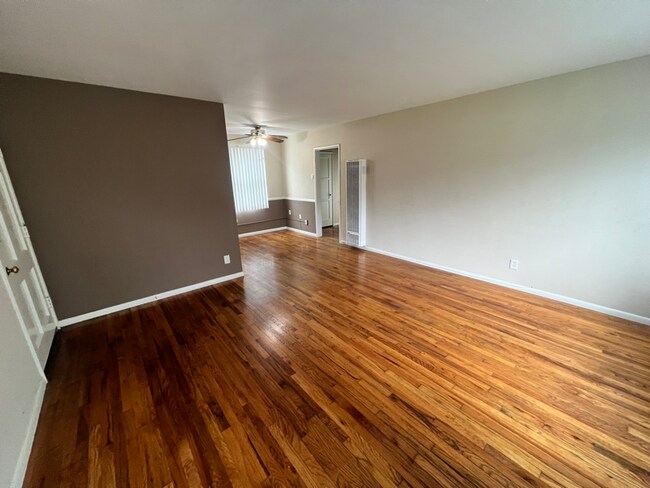 Foto del edificio - 606 W Foothill Blvd