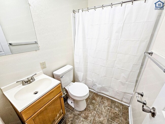 Building Photo - 702 Couch St