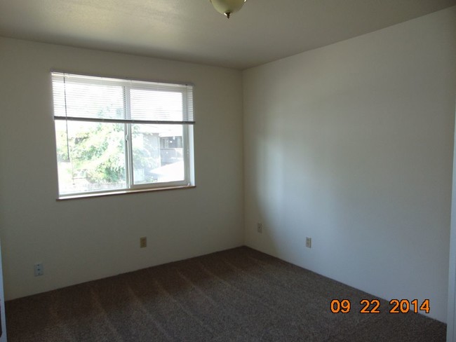 Building Photo - Downstairs 2-bedroom Apartment in a 4-plex