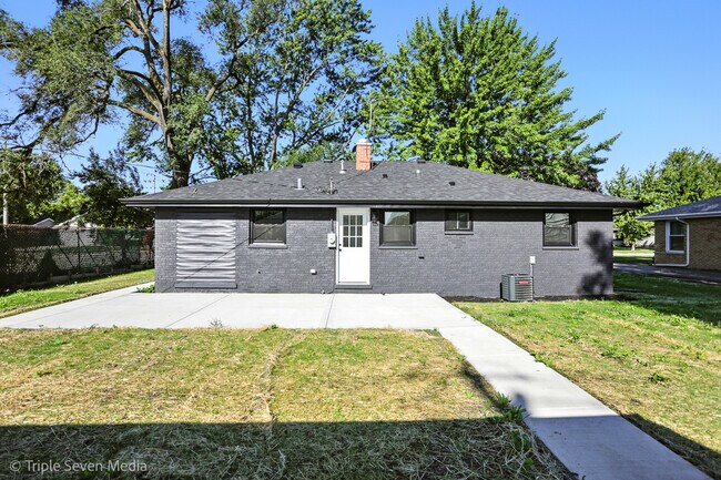 Foto del edificio - 8053 Newland Ave