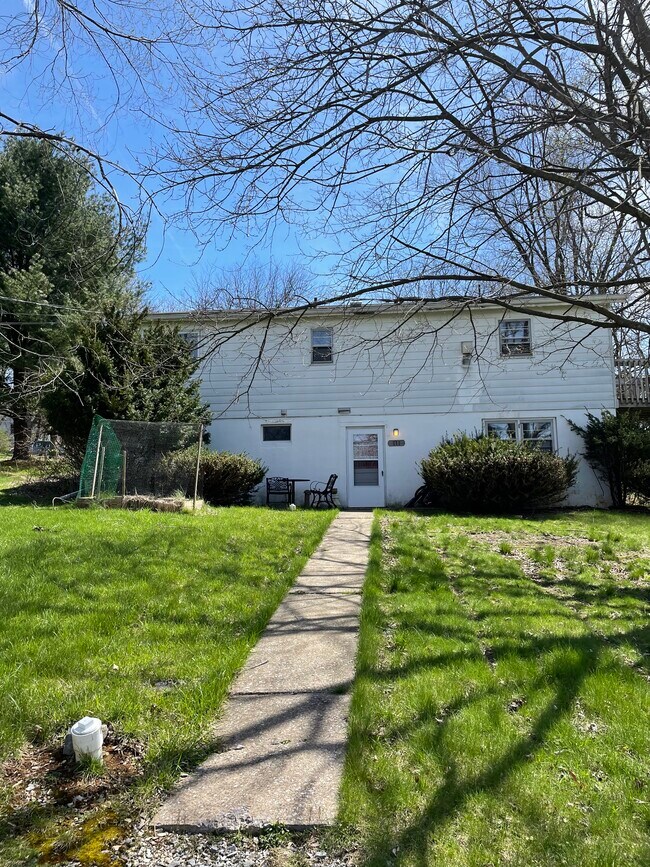Building Photo - 111 E Cherry Ln