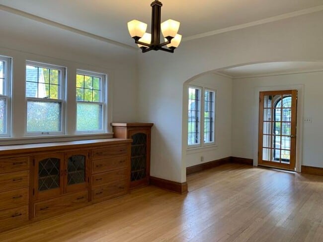 Building Photo - 4 Bedroom Single-Family House in Shorewood