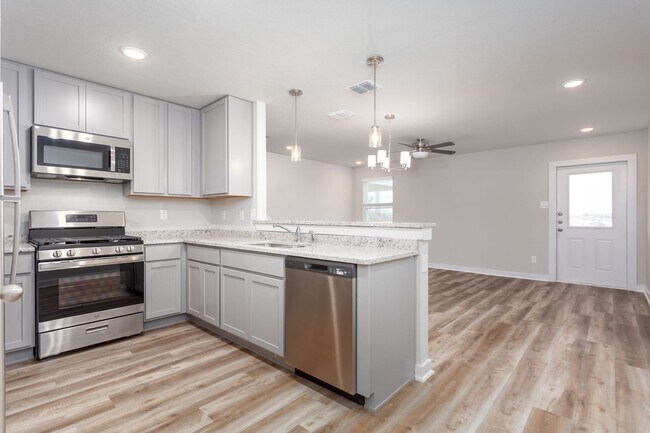 Foto del edificio - Modern Hunters Ranch Townhome | Resort-Style Amenities & Prime Location