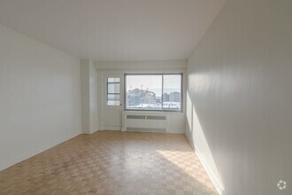 Building Photo - 3555 Chem. de la Côte-des-Neiges