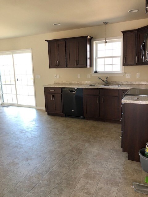 Foto del edificio - 4 Bed 3 Bath Single Family Home w/2 Car Ga...