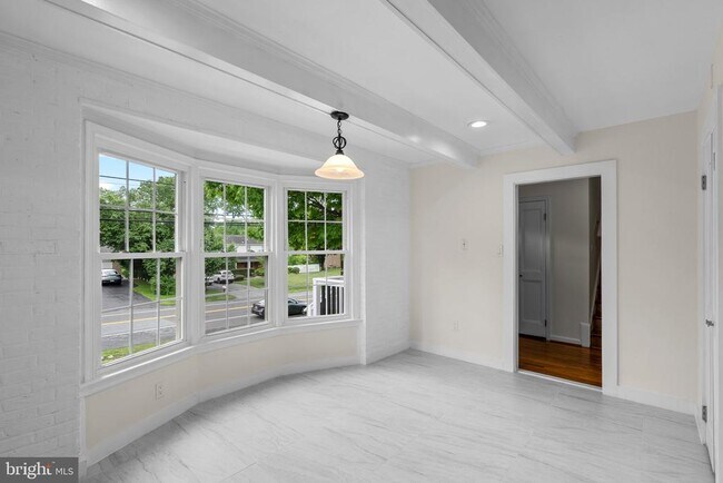 Foto del edificio - 8815 Tuckerman Ln