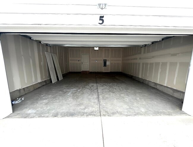 Building Photo - 2110 Setting Sun Dr