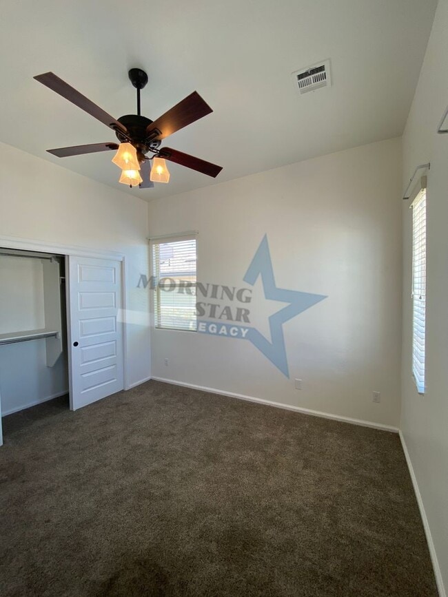 Building Photo - Stunning 4 bedroom, 2.5 bath house - 3 car...