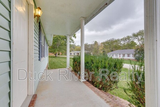 Building Photo - 525 Woods Dr