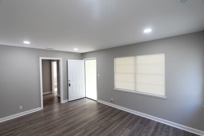 Building Photo - Cute ! Cute! Cute! New on the Market and Newly Renovated!