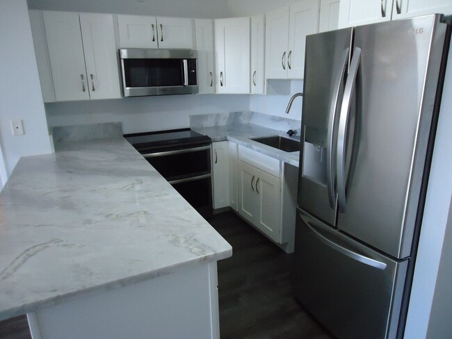 Building Photo - Remodeled 1 Bedroom, 1 Bath, 1 Covered par...
