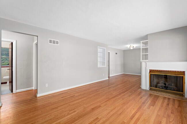 Foto del edificio - 5937 Childress Ave