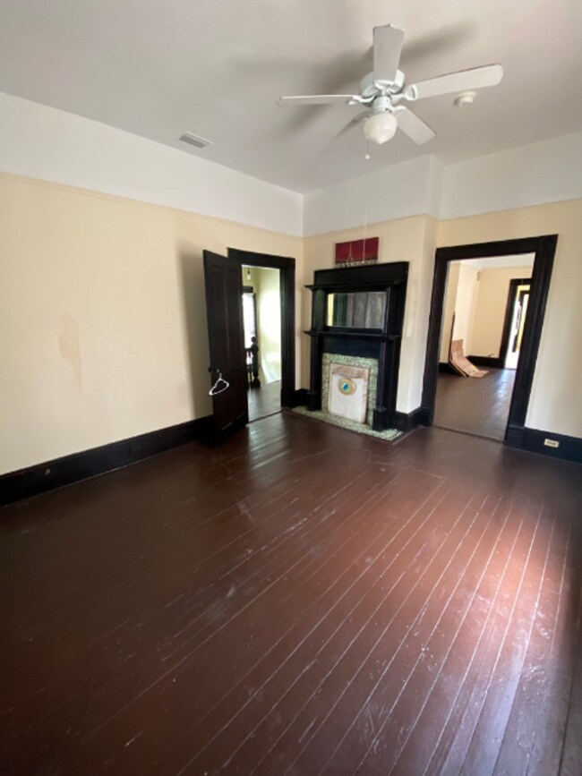 Building Photo - 2 Bed / 1 Bath Upstairs Unit Near Downtown...