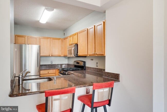 Foto del edificio - 7111 Woodmont Ave