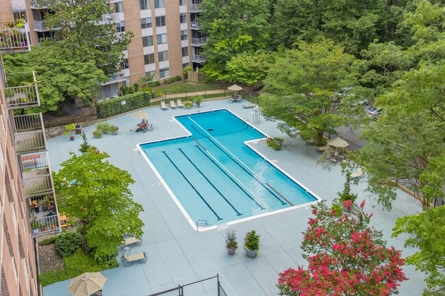 Vista a la piscina desde el balcón - 2939 Van Ness St NW