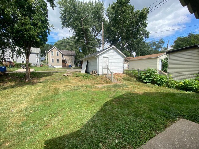 Building Photo - PRICE LOWERED -West Davenport 2BR House  -...