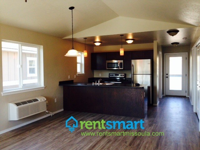 Building Photo - Luxury 2 bedroom - Garage AC Deck