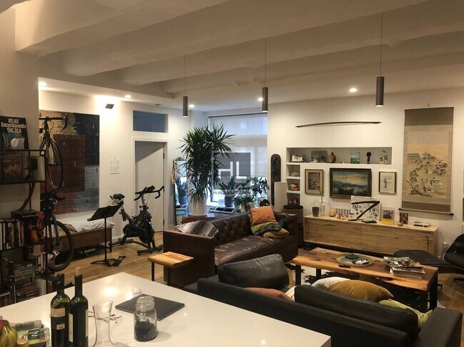 Foto del edificio - BROOME STREET Gorgeous Loft in Doorman Bldg