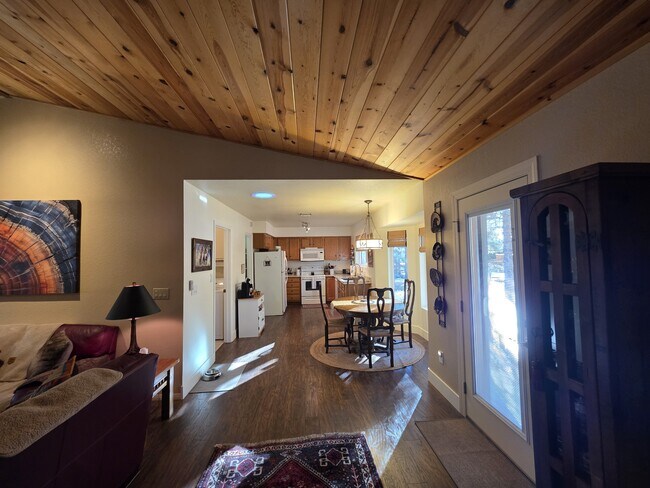 Foto del edificio - 7507 Tall Pine Dr