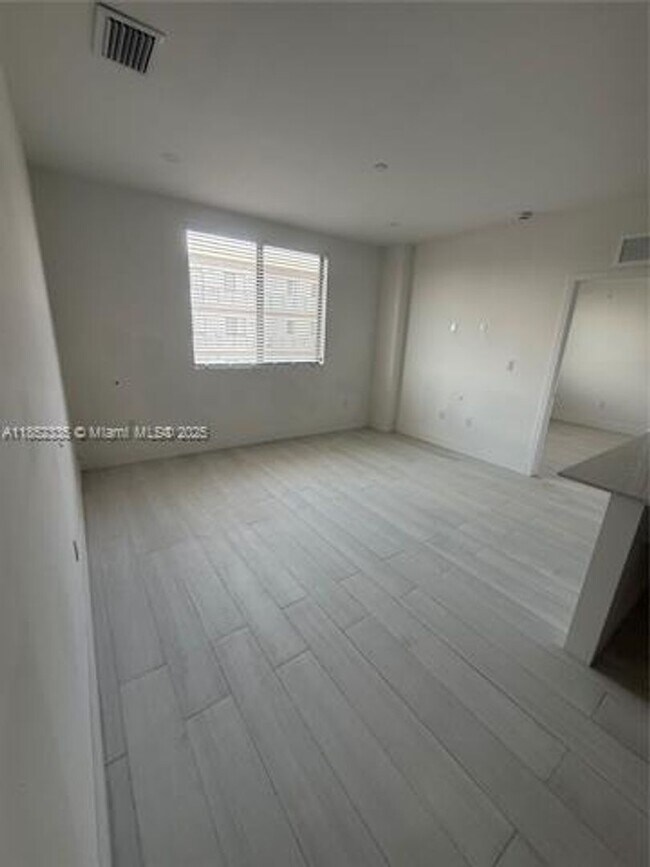 Foto del edificio - 1091 E 17th St