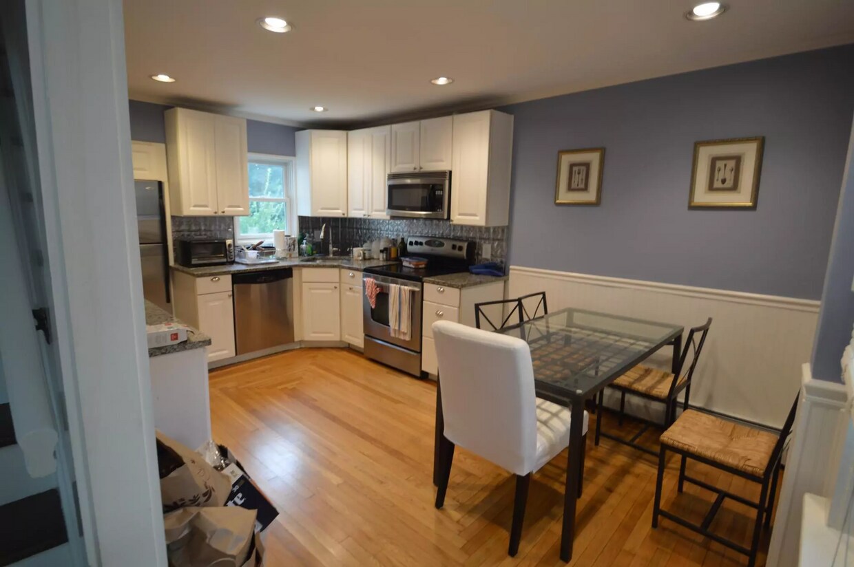 21 Simmons St, Newport, RI 02840 House Rental in Newport, RI