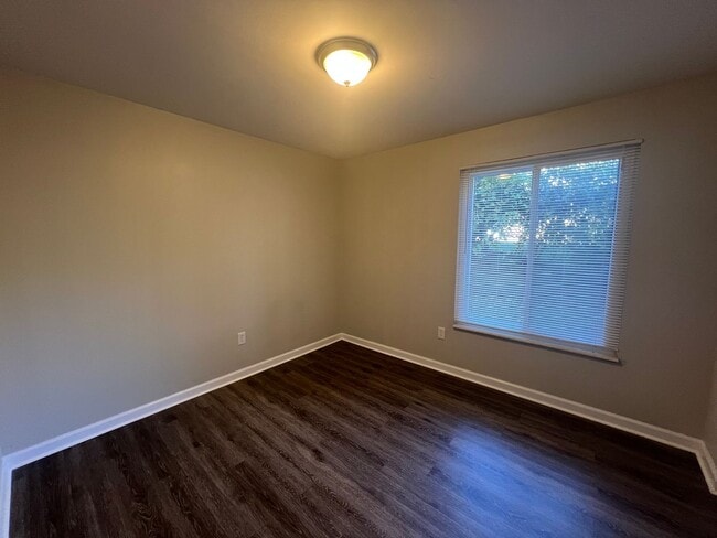 Building Photo - Updated 2 Bedroom Condo Available in Kirkwood!