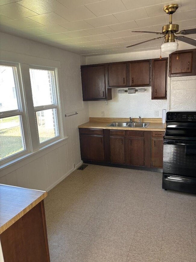 Building Photo - 411 Opal St