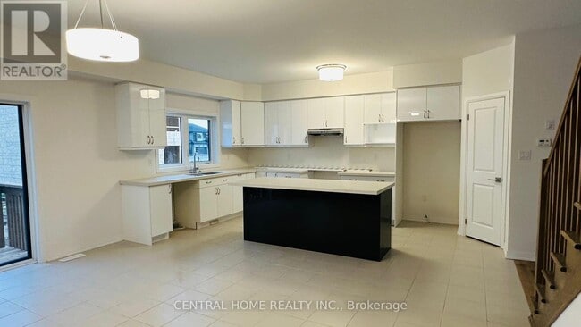 Building Photo - 3773 Sunbank Cres