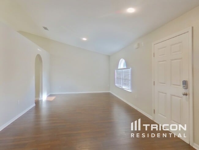 Building Photo - 1829 Western Hills Ln