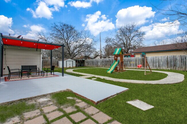 Foto del edificio - "Charming 3-Bedroom Haven with Cozy Fireplace in San Antonio – 1570 Sq Ft of Comfort!"