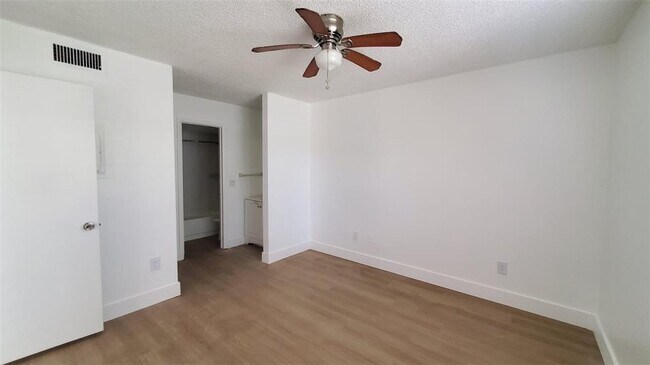 Foto del edificio - 4581 W McNab Rd