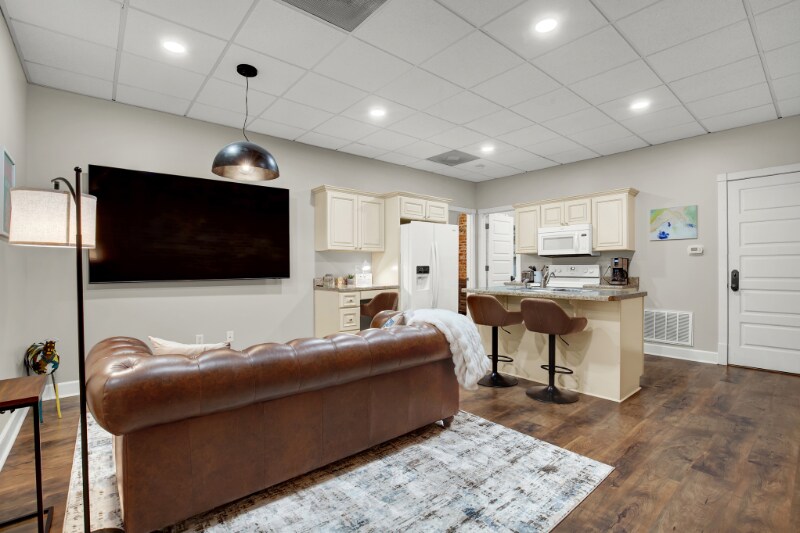 Foto principal - 210 E Waldburg St