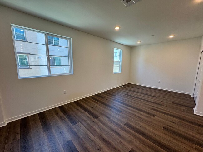 Building Photo - Never-Lived-In, Beautifully Upgraded Three-Story Condo