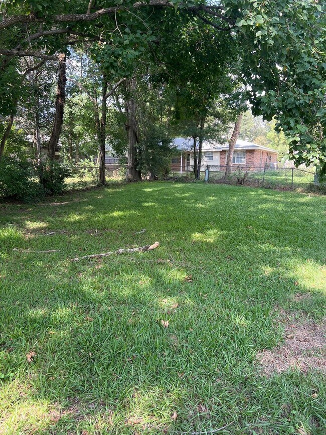 Building Photo - 804 Meadowbrook St