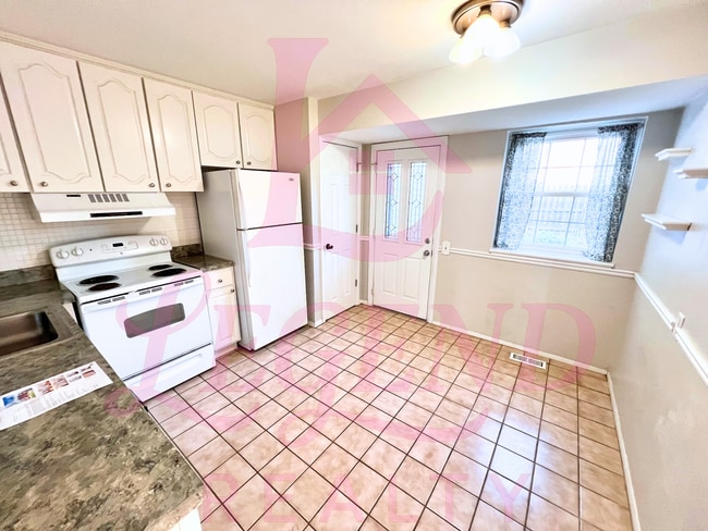 Building Photo - Spacious 2 Bed, 1.5 Bath Condo/Townhome in...