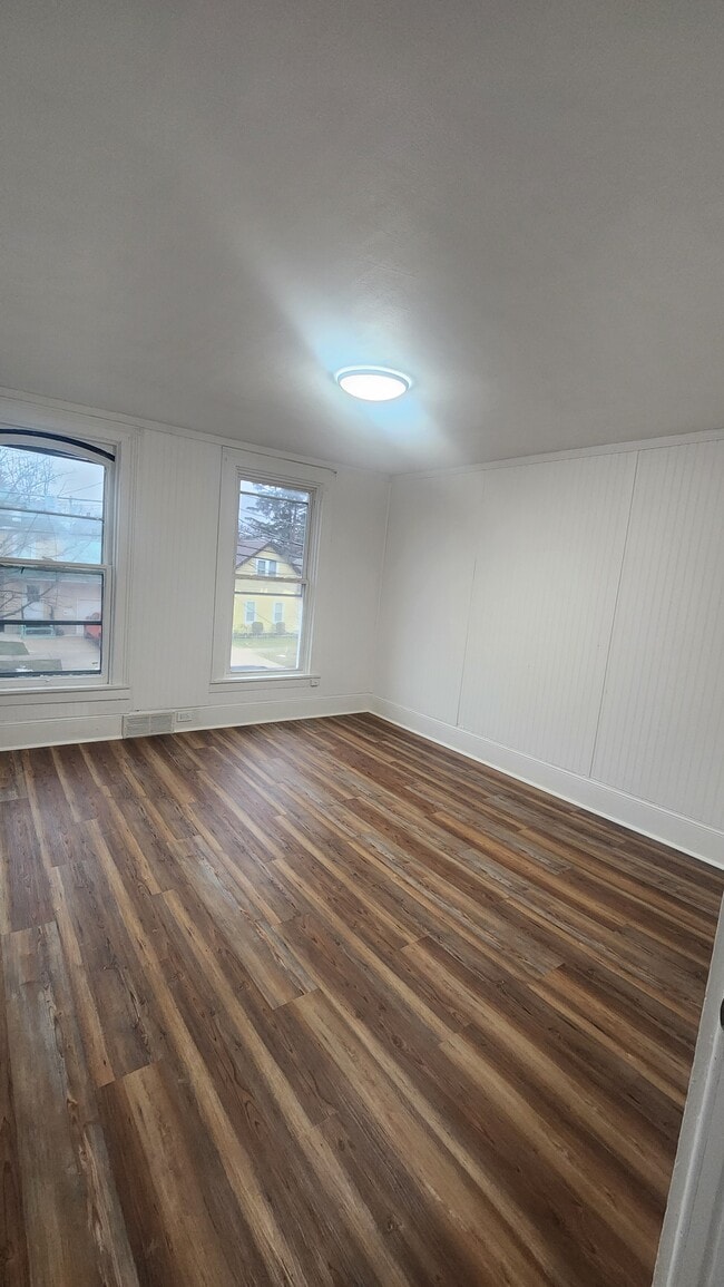 Building Photo - 85 King St