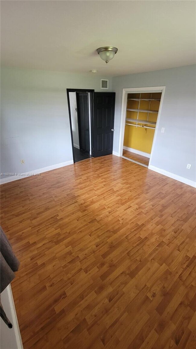 Foto del edificio - 3042 NW 27th St