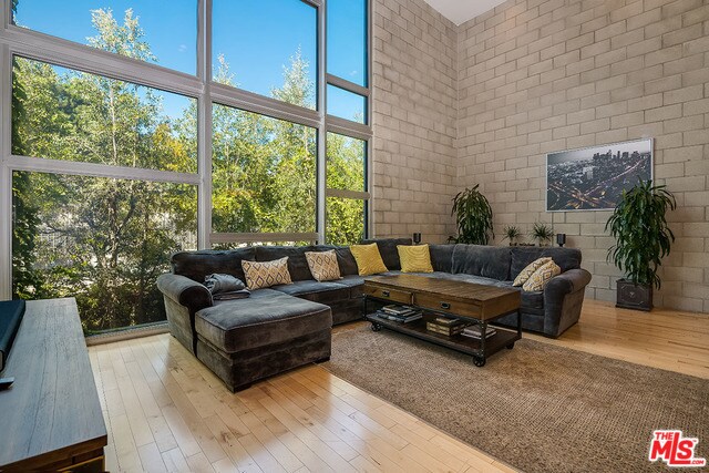 Primary Photo - 3450 Cahuenga Blvd