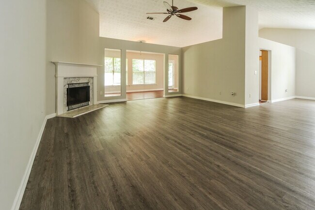 Building Photo - 5729 Lakeview Cir