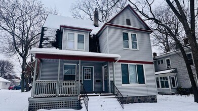 Building Photo - 633 Livingston Ave NE